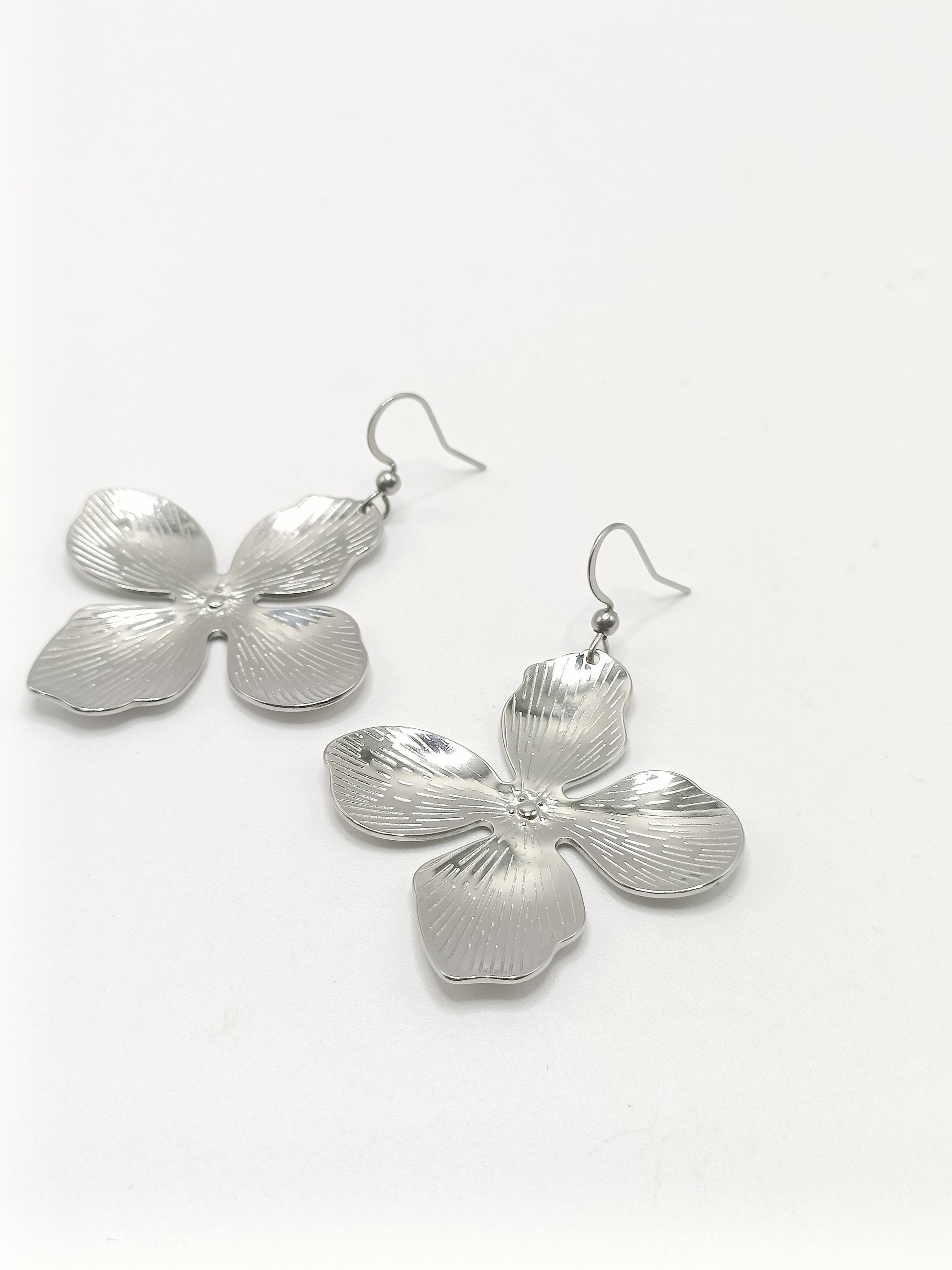 Vivienne, les grandes boucles d'oreilles fleurs argentées striées , avec crochets ou clips