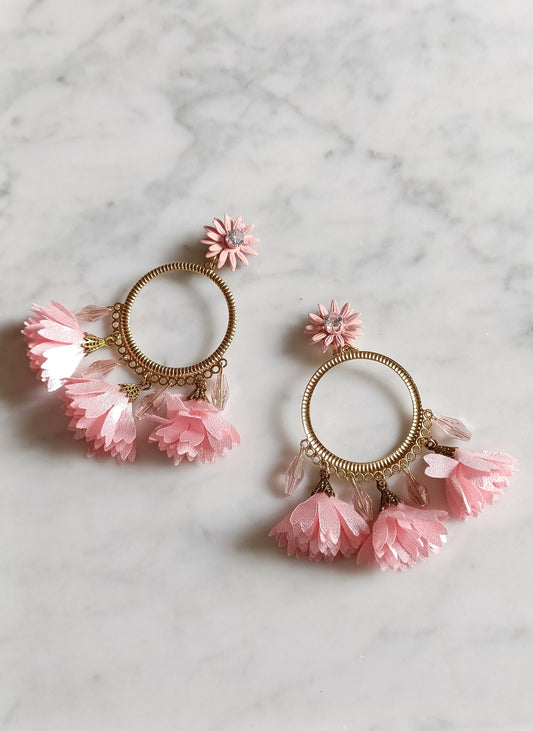 Grandes boucles d'oreilles Ysambre, percées ou clips, cercles dorés or fin, fleurs en tissu rose pâle et perles en cristal