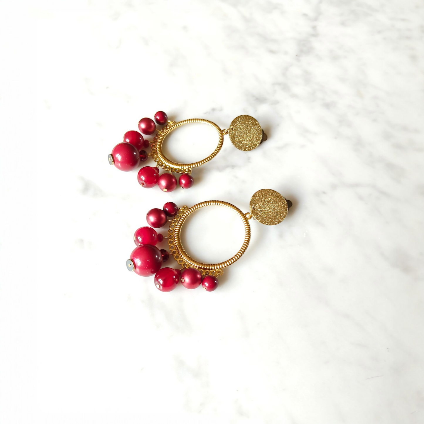 Ysambre, les grandes boucles d'oreilles clips dorées, rouges