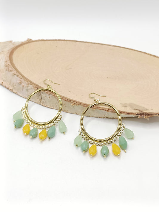Ysambre, les grandes boucles d'oreilles rondes dorées or fin,  flash d'or 18K, en percées ou clips, avec gouttes en cristal jaune, vert et vert d'eau