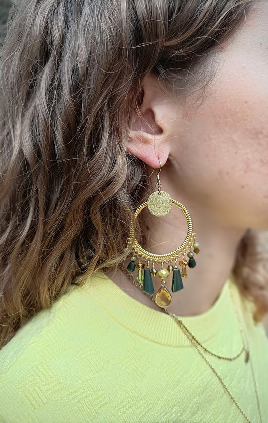 Ysambre, les grandes boucles d'oreilles rondes dorées or fin, style créoles, avec médailles dorées martelées, perles kaki en cristal et gouttes jaunes facettées translucides, avec crochets ou clips
