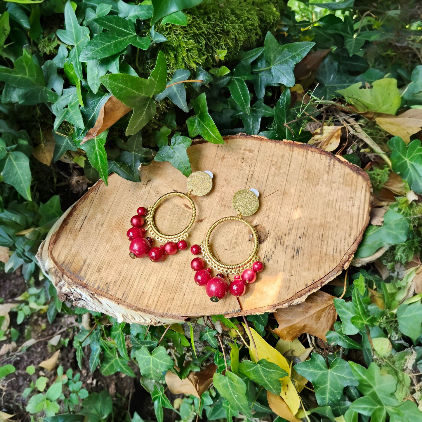 Ysambre, les grandes boucles d'oreilles clips dorées, rouges