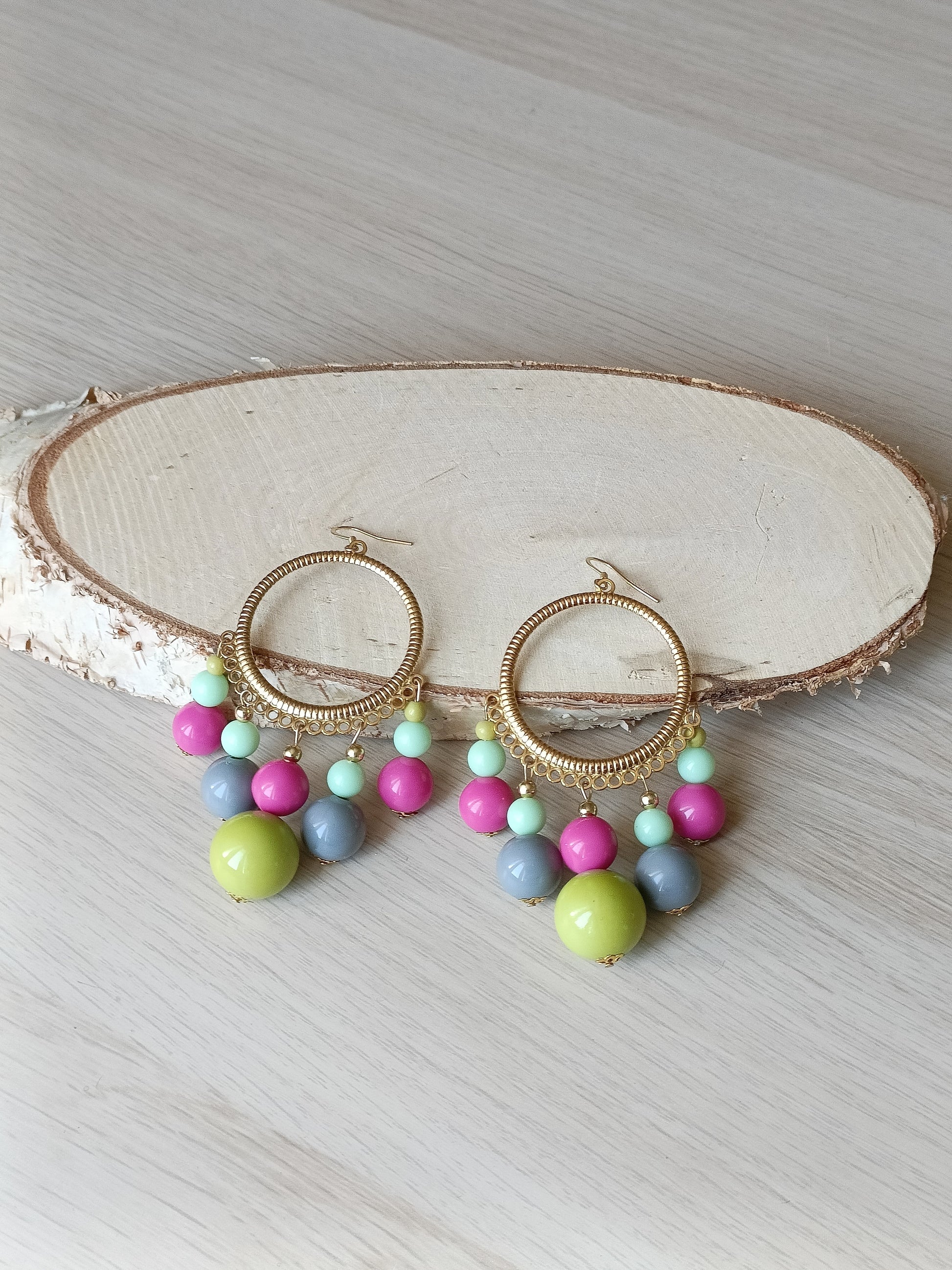 Ysambre, les grandes boucles d'oreilles rondes dorées 18K, avec perles en acrylique colorées, fushia, gris, vert anis et vert d'eau, en percées ou clips