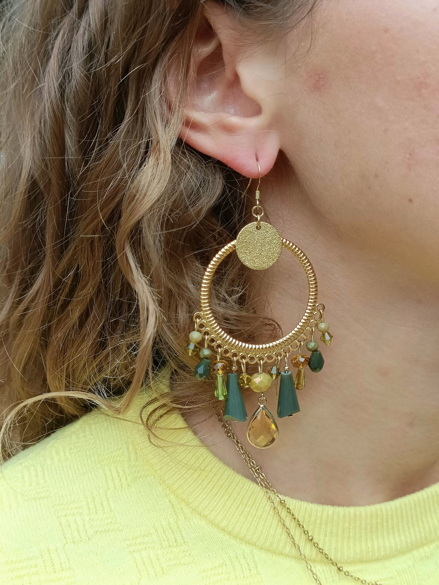 Ysambre, les grandes boucles d'oreilles dorées or fin, kaki et jaune