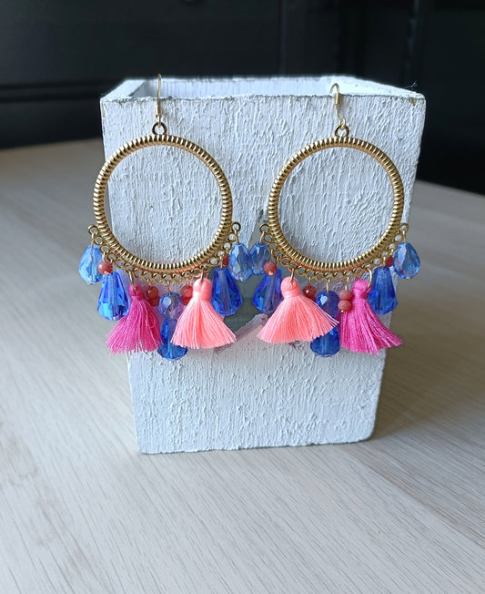 Ysambre, les grandes boucles d'oreilles rondes  dorées or fin, percées ou clips, avec pompons roses , perles bleu en cristal facetté et petites perles saumonées 