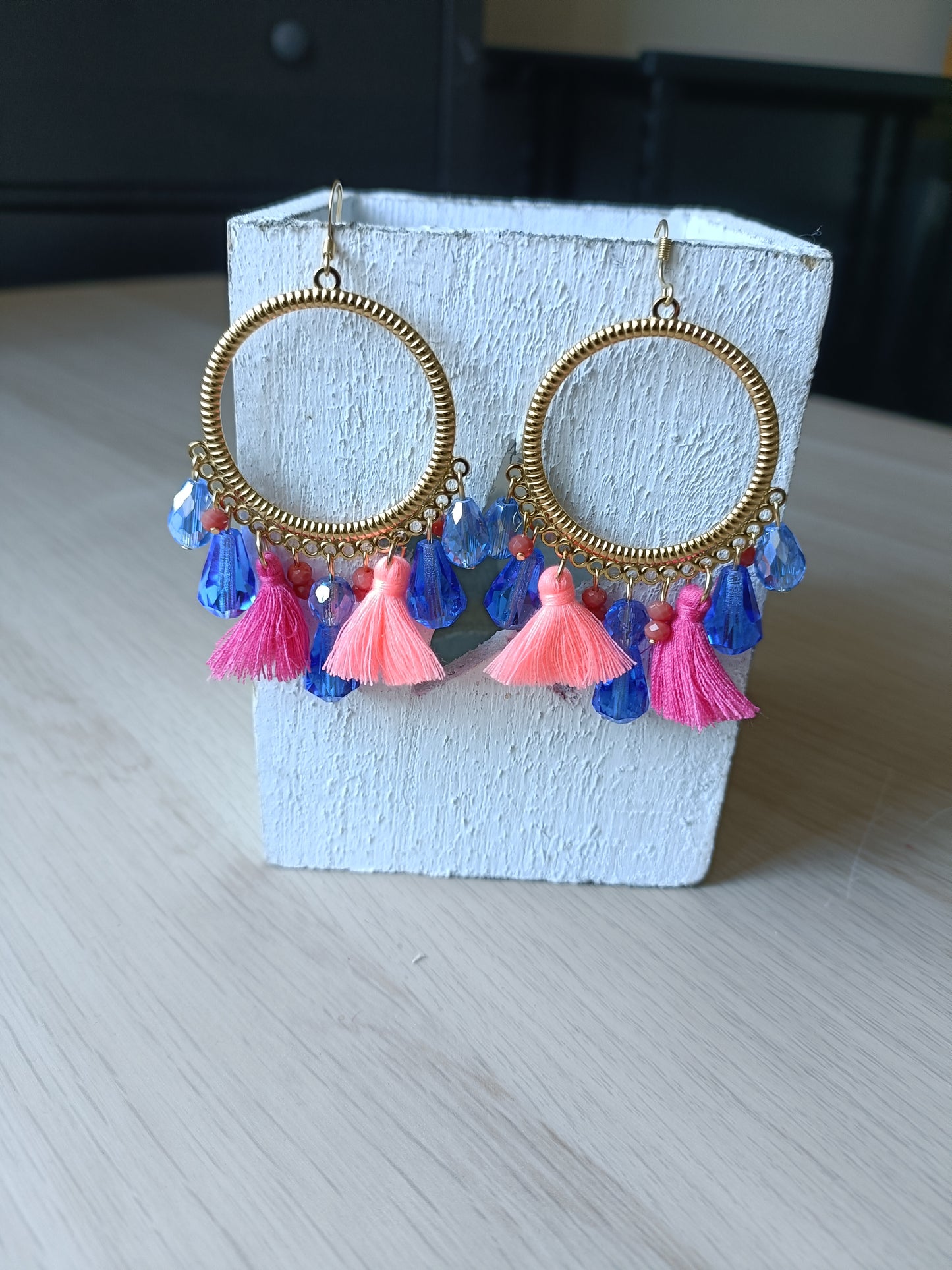 Ysambre, les grandes boucles d'oreilles dorées or fin, rose et bleu