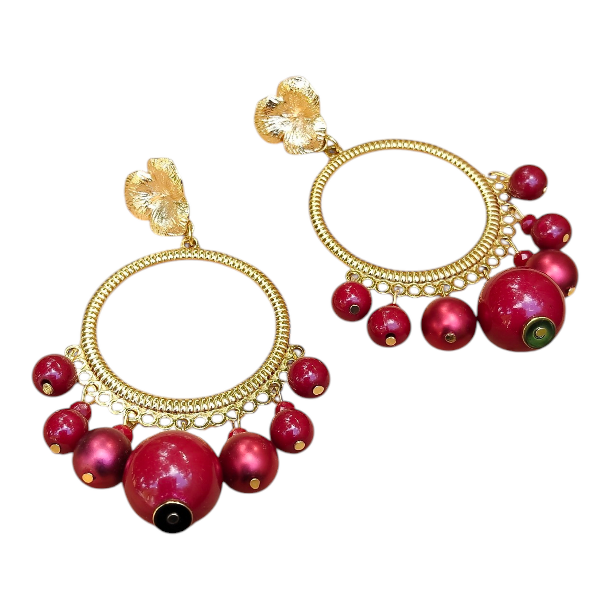 Ysambre, les grandes boucles d'oreilles puces fleurs dorées or fin et camaieu de perles rouges foncé