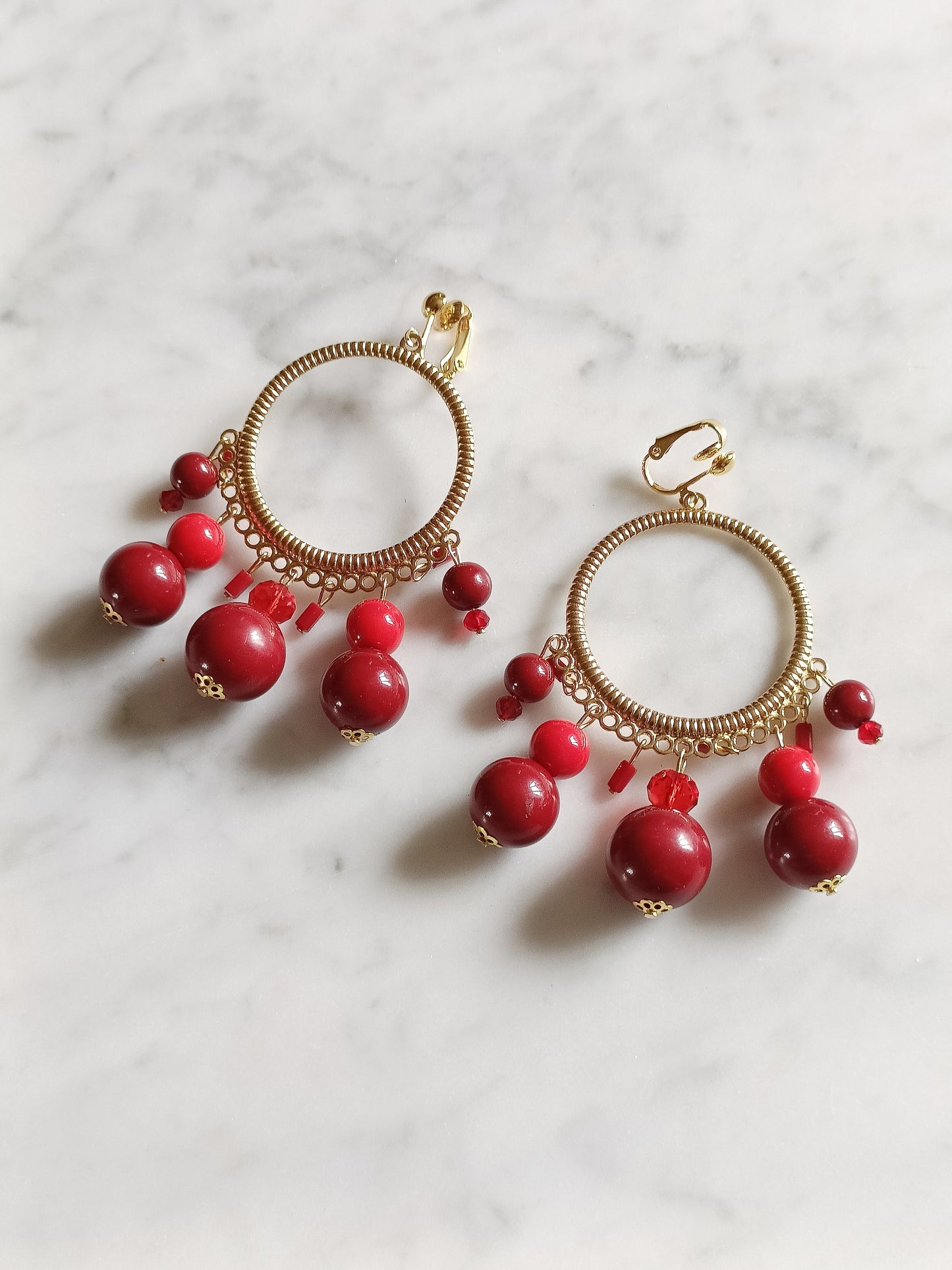 Ysambre, les grandes boucles d'oreilles rouges dorées or fin, percées ou clips