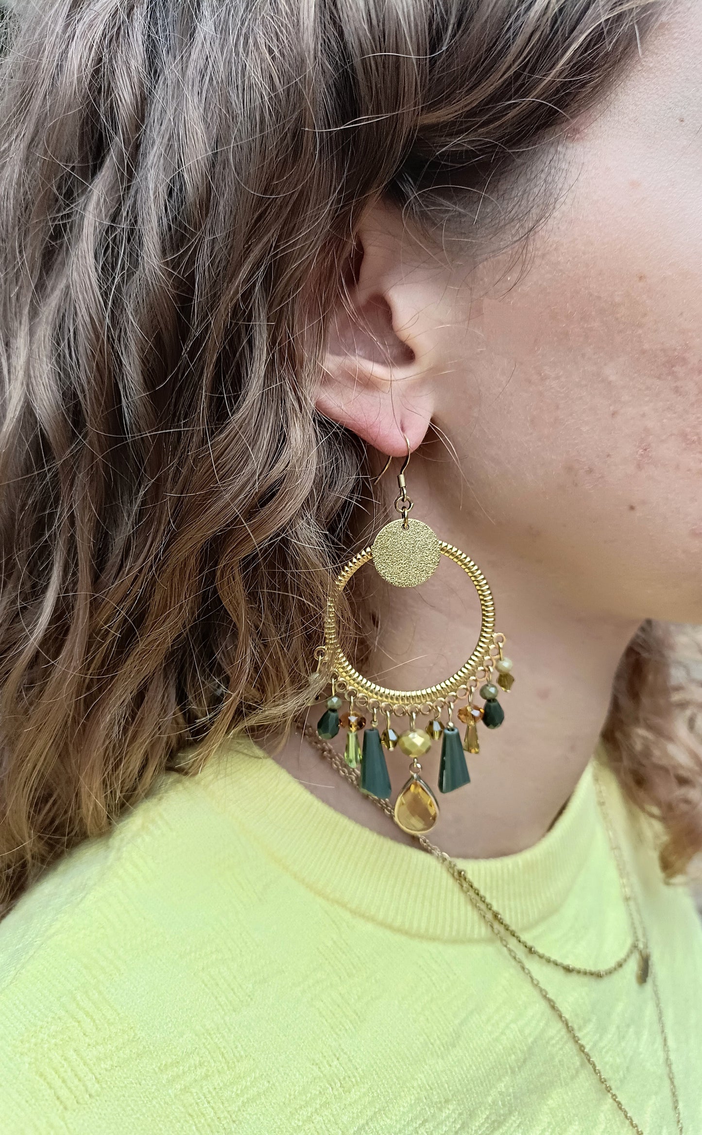 Ysambre, les grandes boucles d'oreilles dorées or fin, kaki et jaune