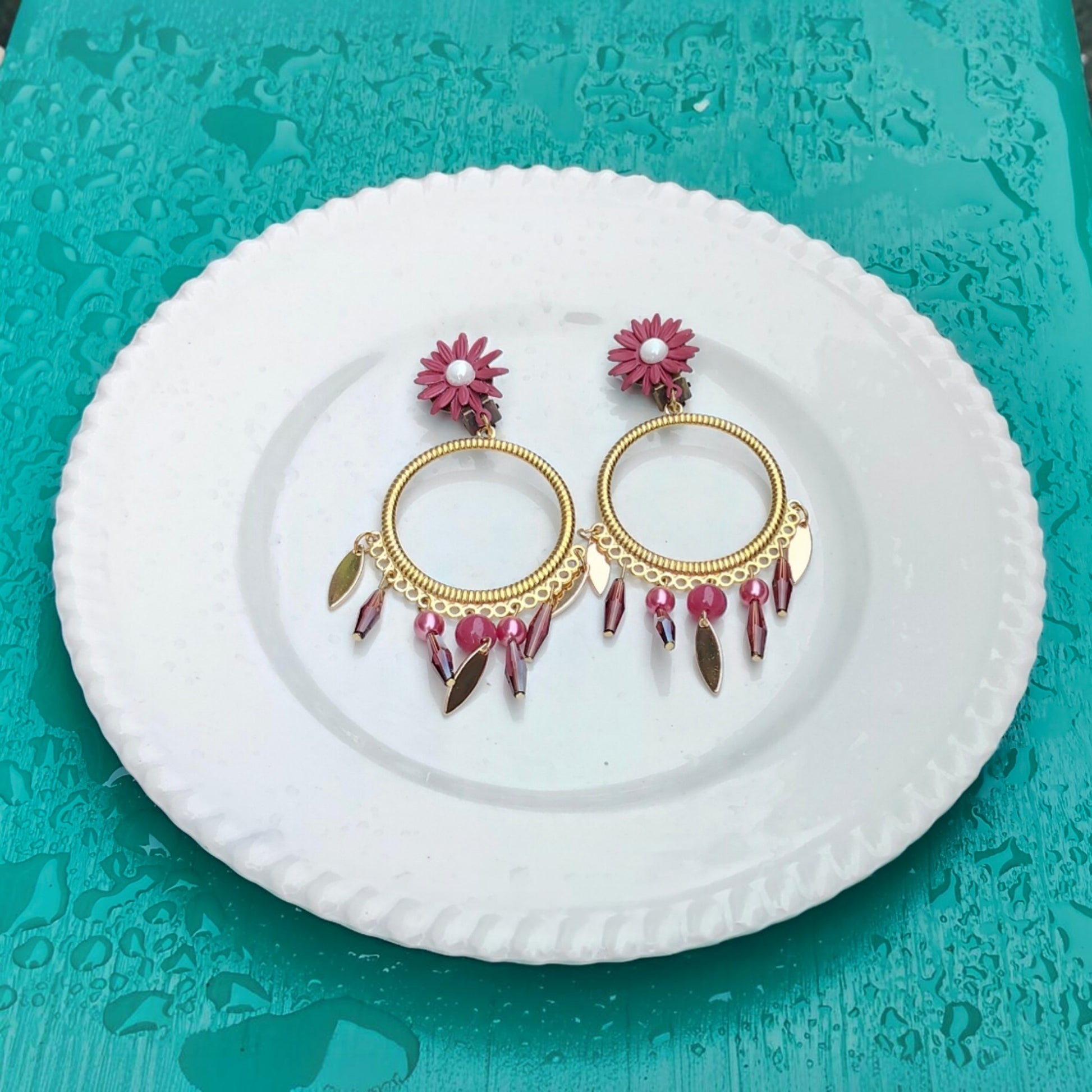 Ysambre, les grandes boucles d'oreilles clips fleurs roses indolores, grandes bases dorées or fin 18 carats, perles roses en verre et cristal facetté et petits pétales dorés or fin