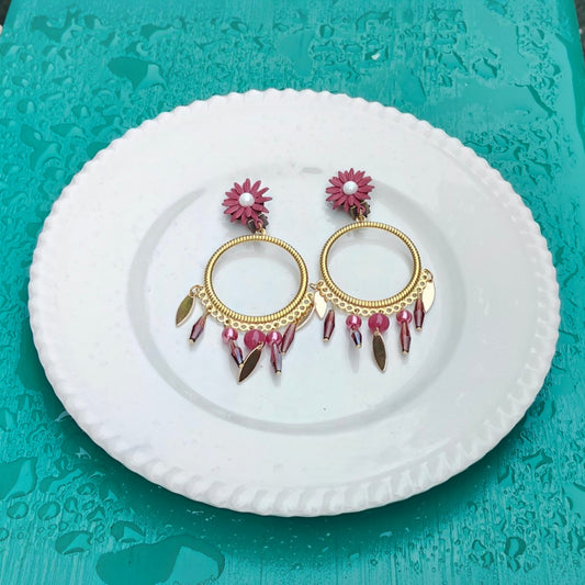 Ysambre, les grandes boucles d'oreilles clips fleurs roses indolores, grandes bases dorées or fin 18 carats, perles roses en verre et cristal facetté et petits pétales dorés or fin