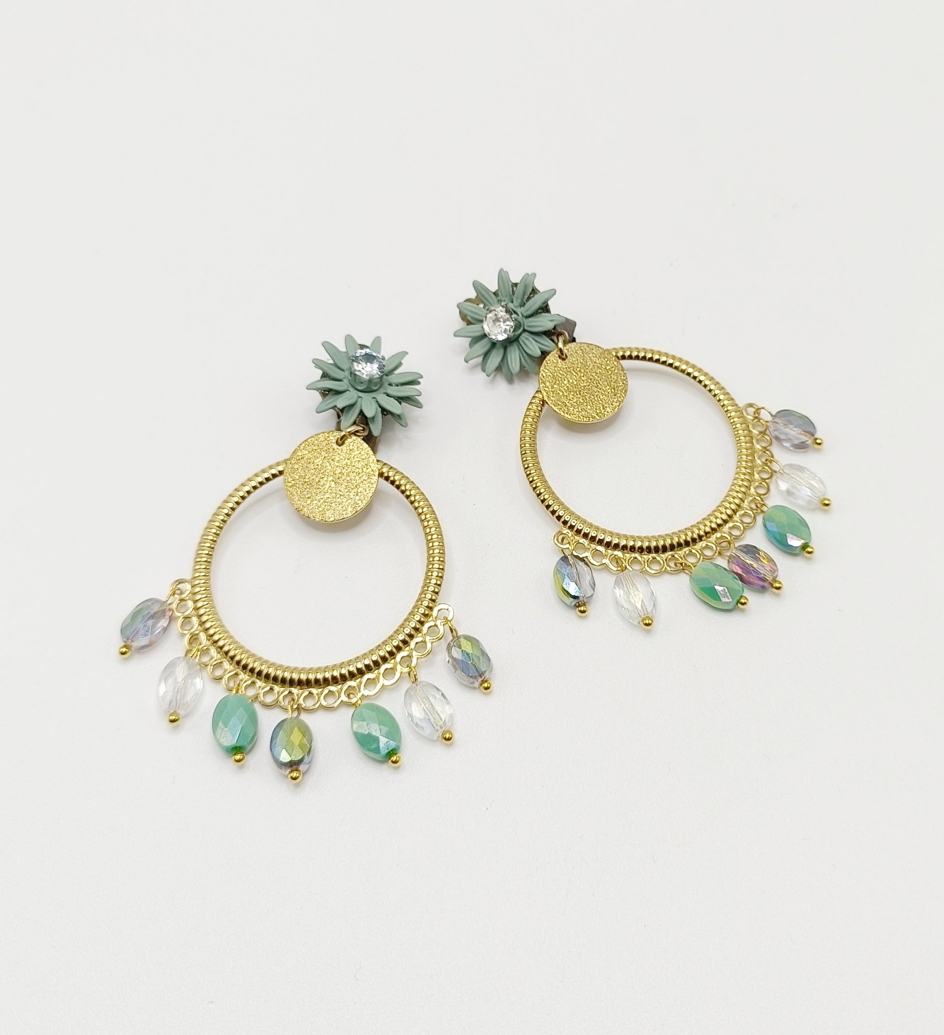 Ysambre, les grandes boucles d'oreilles clips fleurs vert d'eau et ronds dorés or fin 18k avec perles en verre facetté, camaieu de verts , également disponibles avec crochets