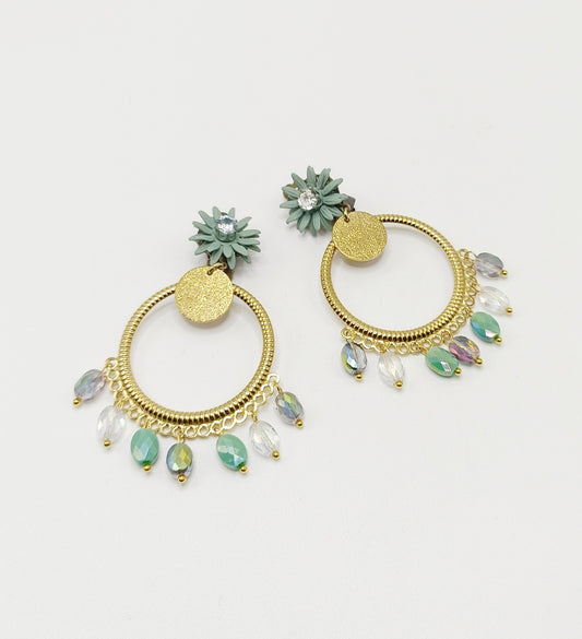 Ysambre, les grandes boucles d'oreilles clips fleurs vert d'eau et ronds dorés or fin 18k avec perles en verre facetté, camaieu de verts , également disponibles avec crochets