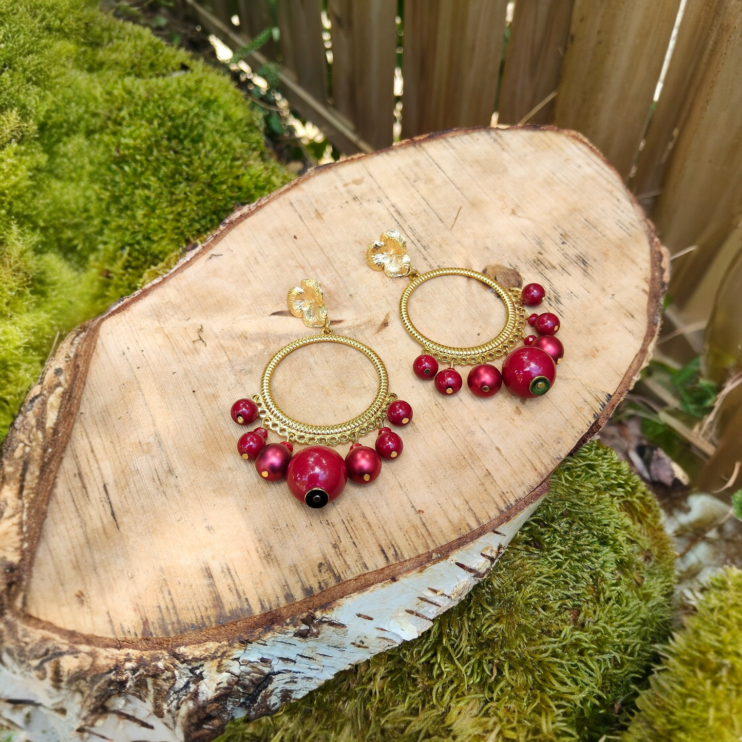 Ysambre, les grandes boucles d'oreilles rouges  et or, puces dorées or fin