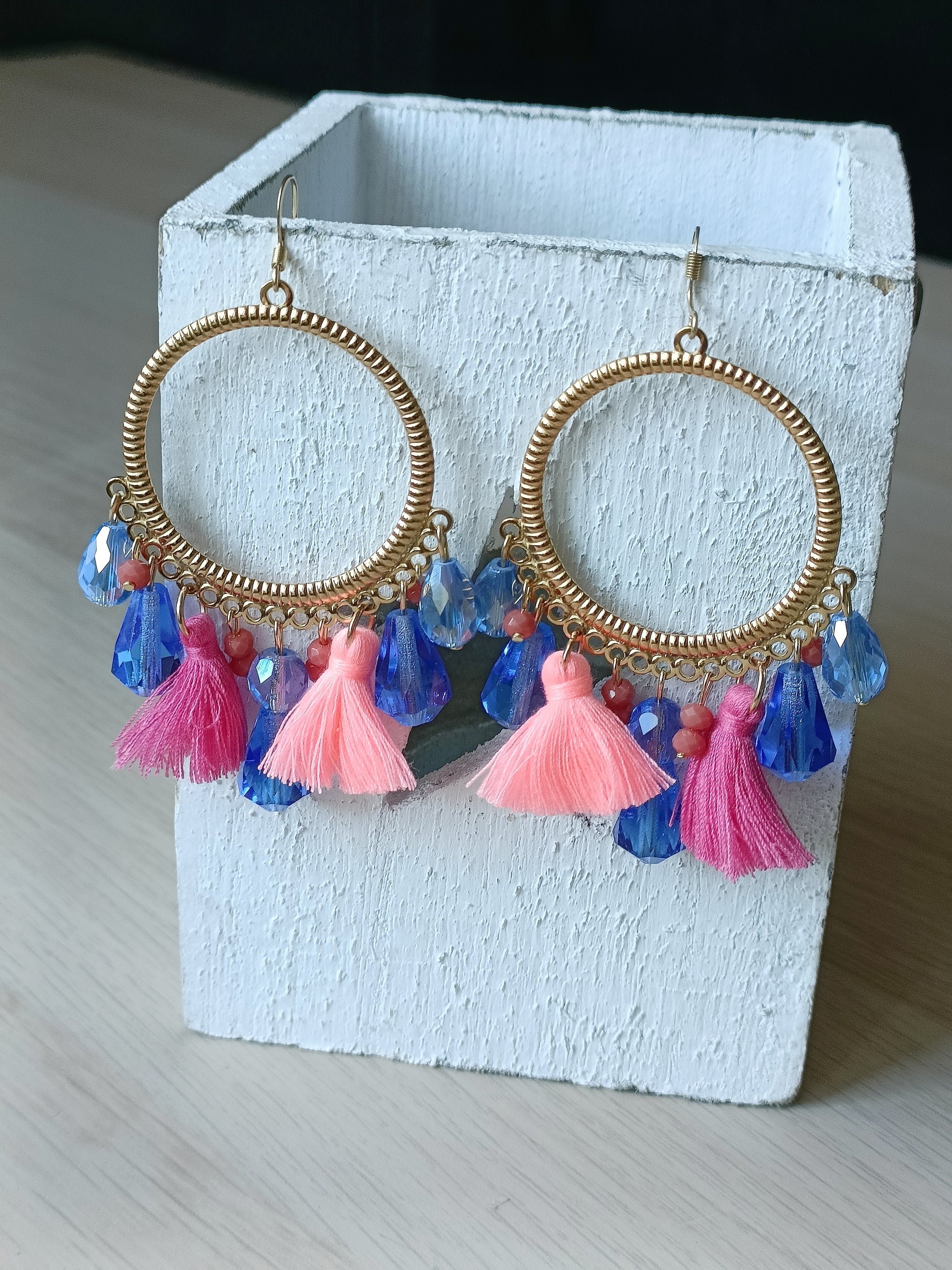 Grandes boucles d'oreilles ondes dorées 18K, percées ou clips, avec pompons roses et perles bleu en cristal facetté et petites perles saumonées