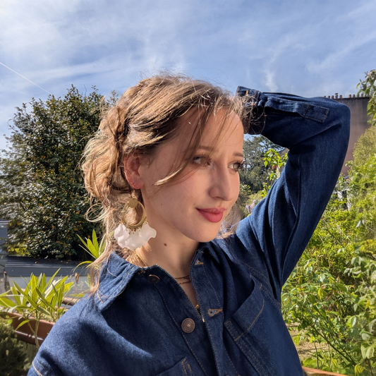 Ysambre, les grandes boucles d'oreilles dorées or fin et pétales blancs mat en acrylique, crochets ou clips