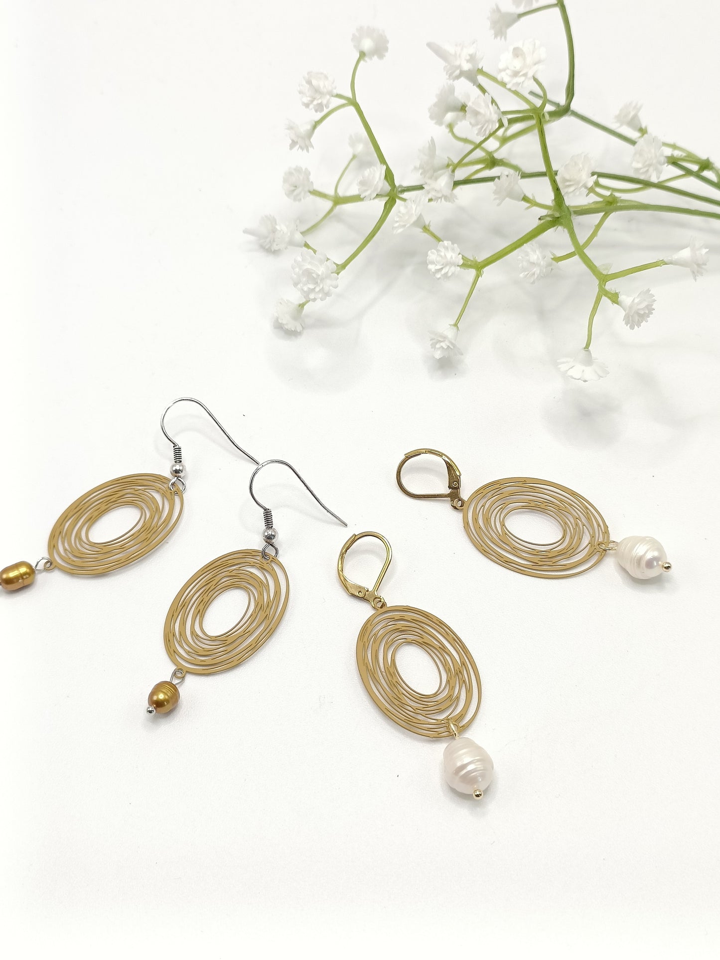 Boucles d'oreilles moutarde ou verge d'or sur base acier inoxydable peint et perles de culture baroques blanches , percées ou clips