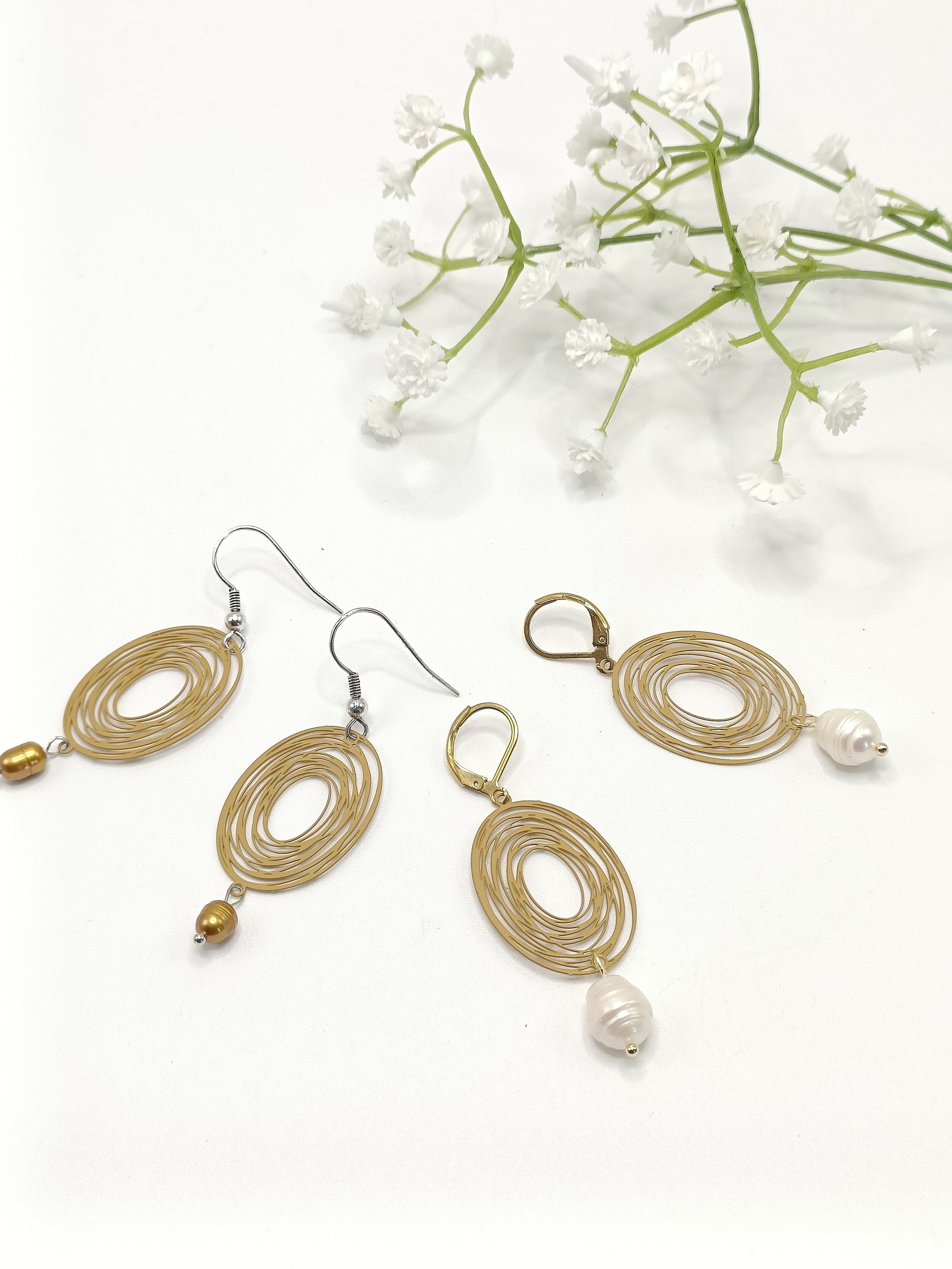 Boucles d'oreilles moutarde ou verge d'or sur base acier inoxydable peint et perles de culture baroques blanches , percées ou clips