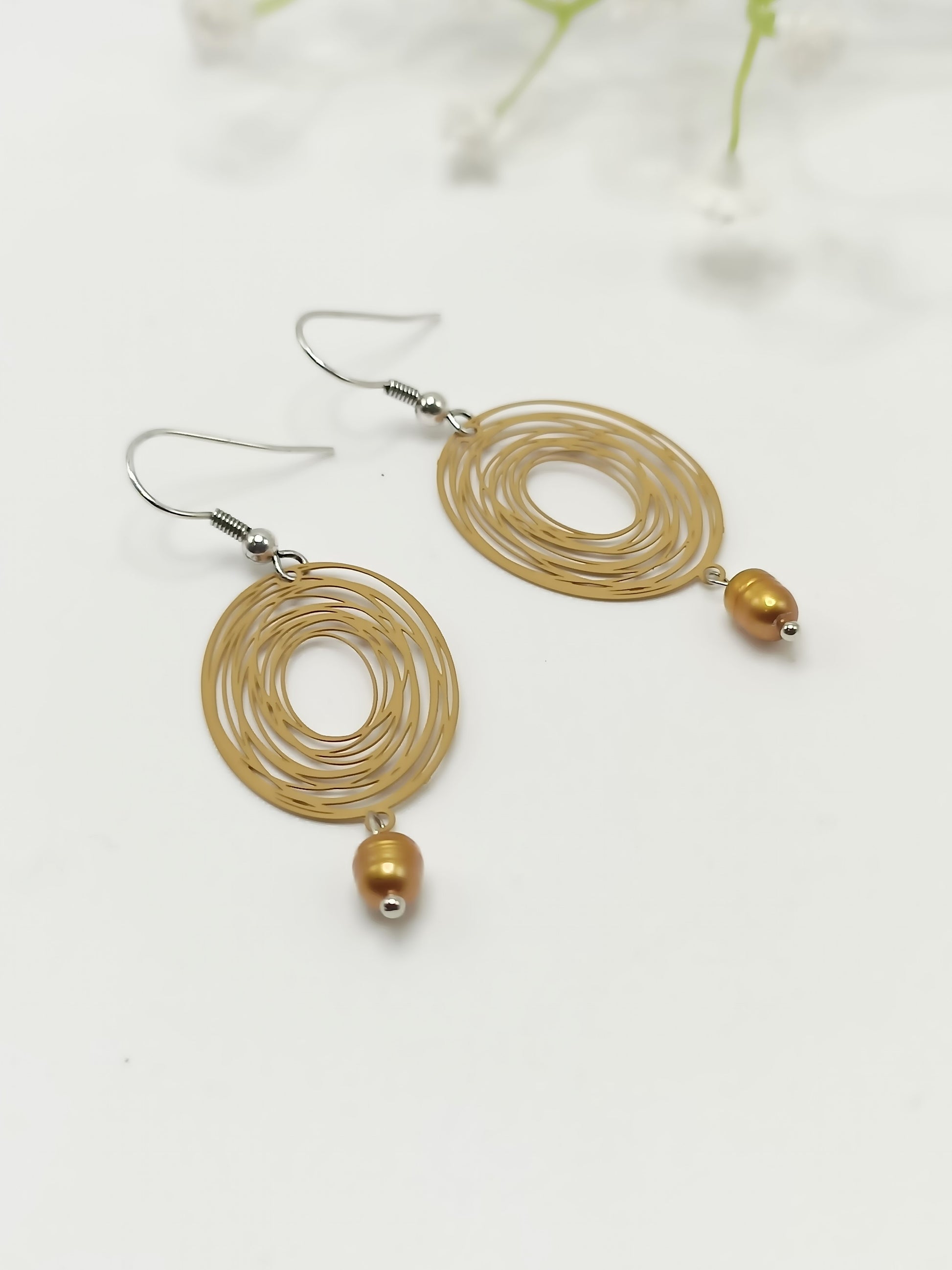 Boucles d'oreilles moutarde ou verge d'or, ovale ciselé, et petites perles de culture moutarde, attaches argentées en percées ou clips