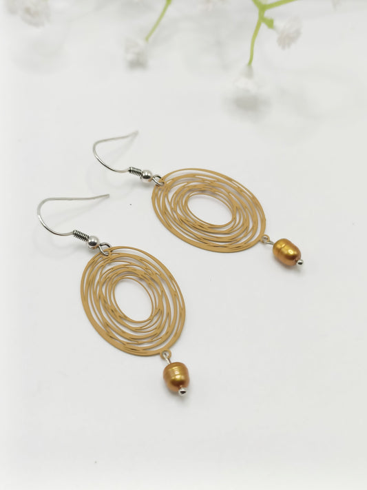Boucles d'oreilles moutarde ou verge d'or, ovale ciselé et petites perles de culture moutarde, attaches argentées en percées ou clips