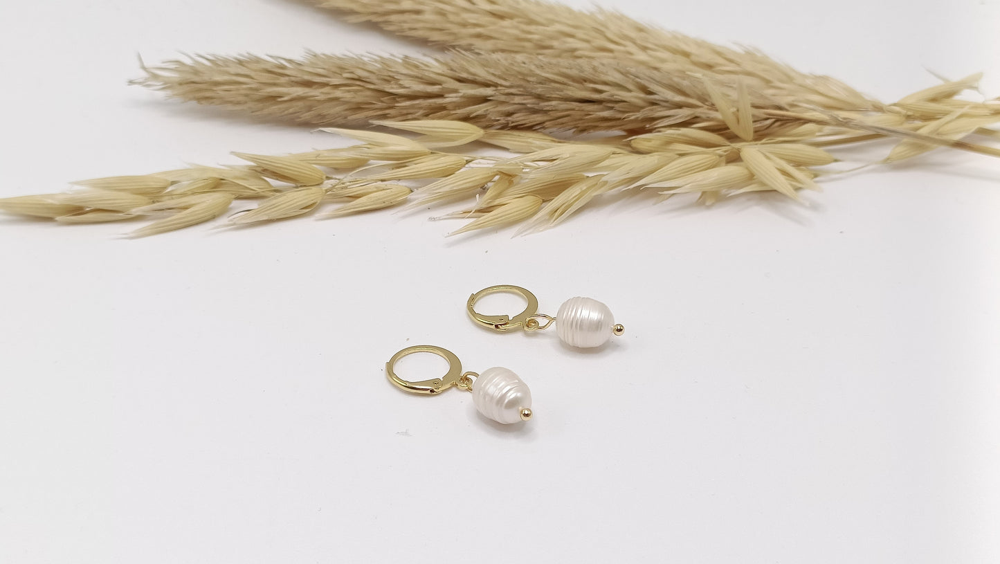 petites dormeuses 24K et perles de culture baroques blanches