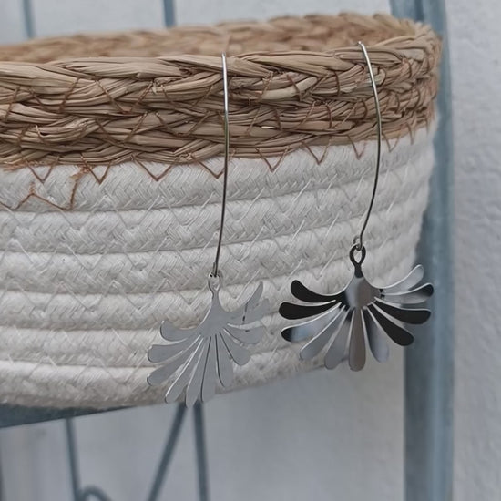 Boucles d'oreilles Cristel argentées, allongées et fines et grandes fleurs en acier inoxydable