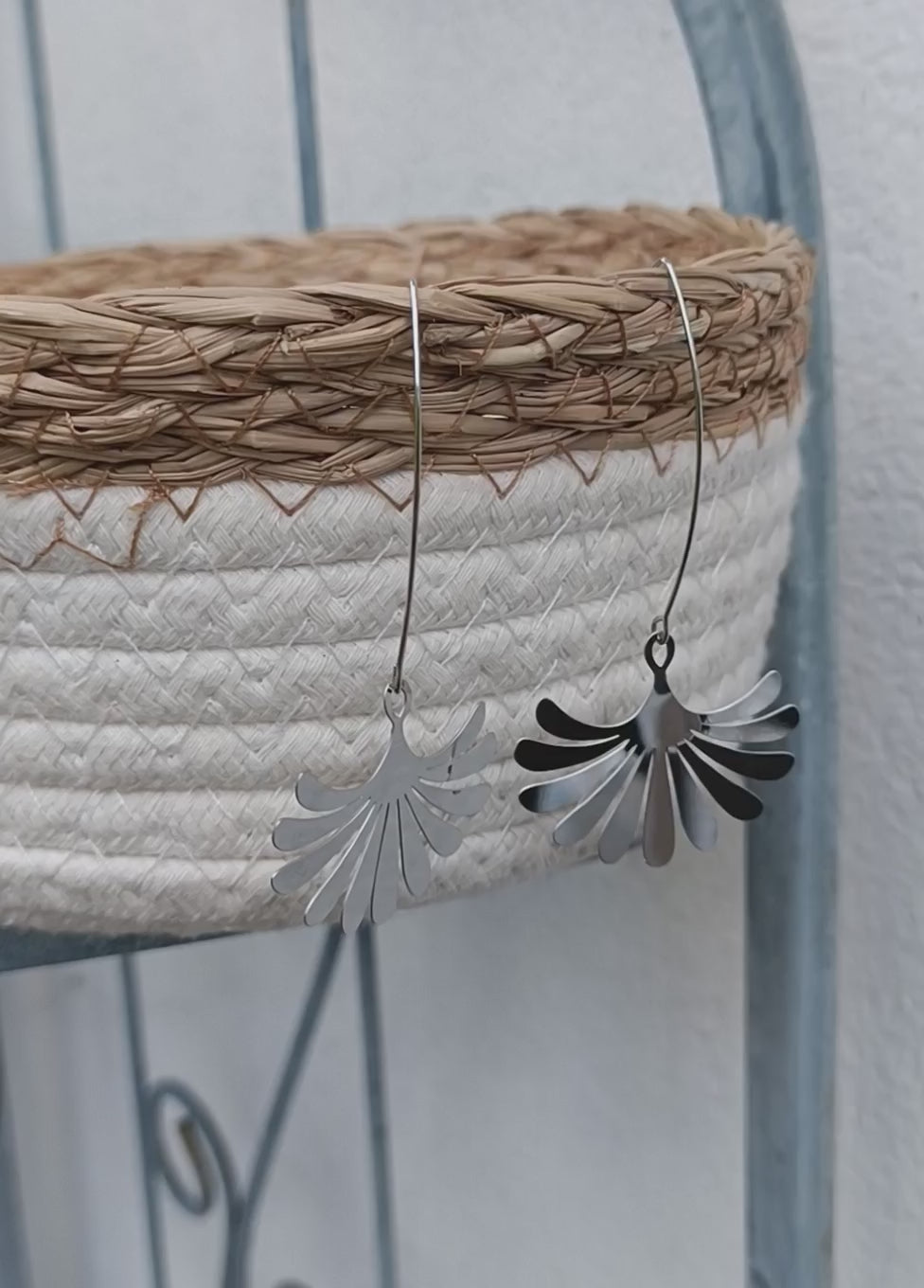 Boucles d'oreilles Cristel argentées, allongées et fines et grandes fleurs en acier inoxydable