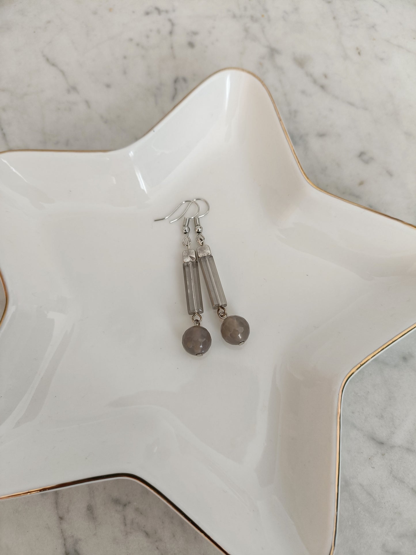 Pierres naturelles : agates grises et baguettes