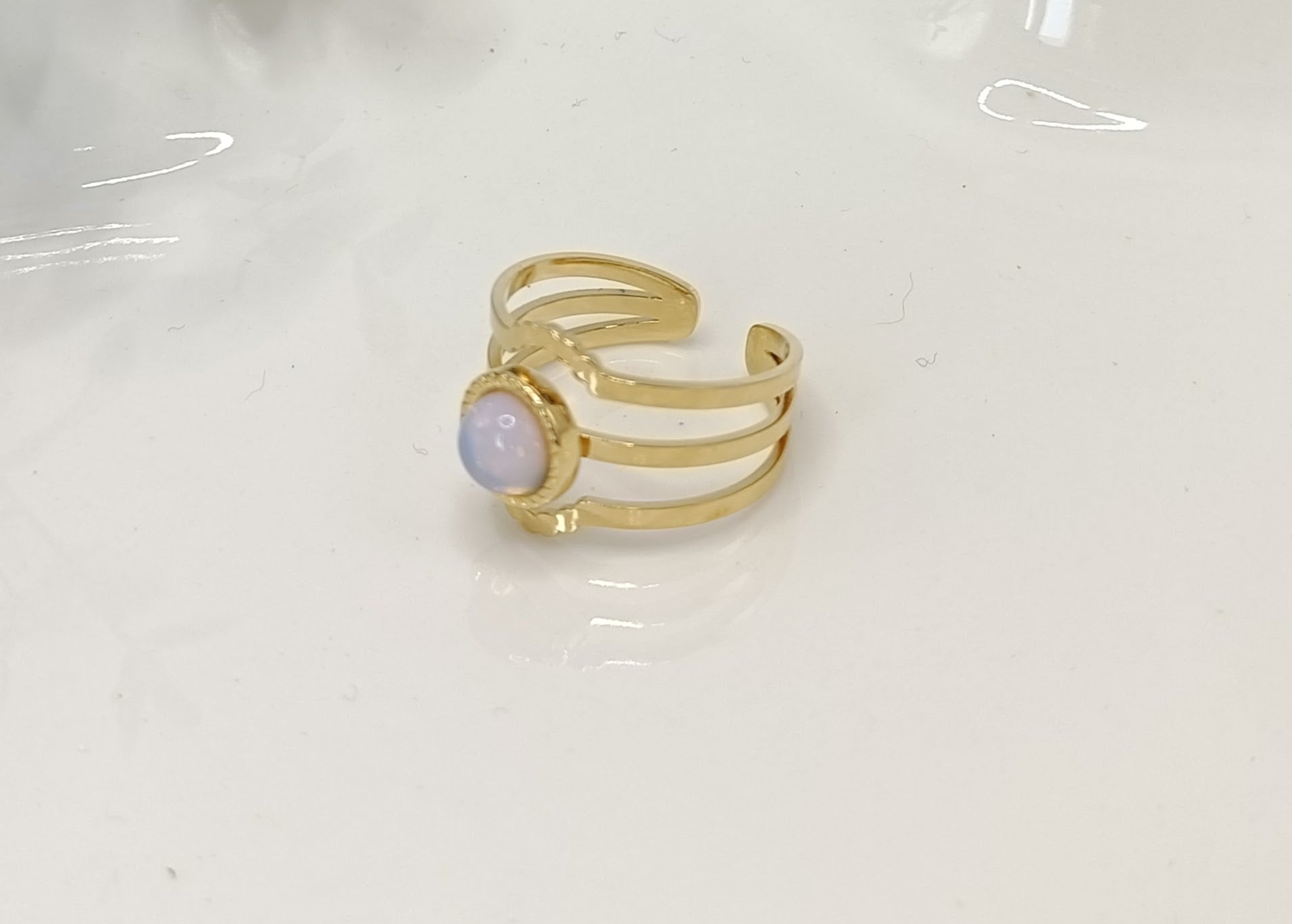 Jolie bague dorée en acier inoxydable avec trimple rang et perleen verre blanc irisé, ajustable