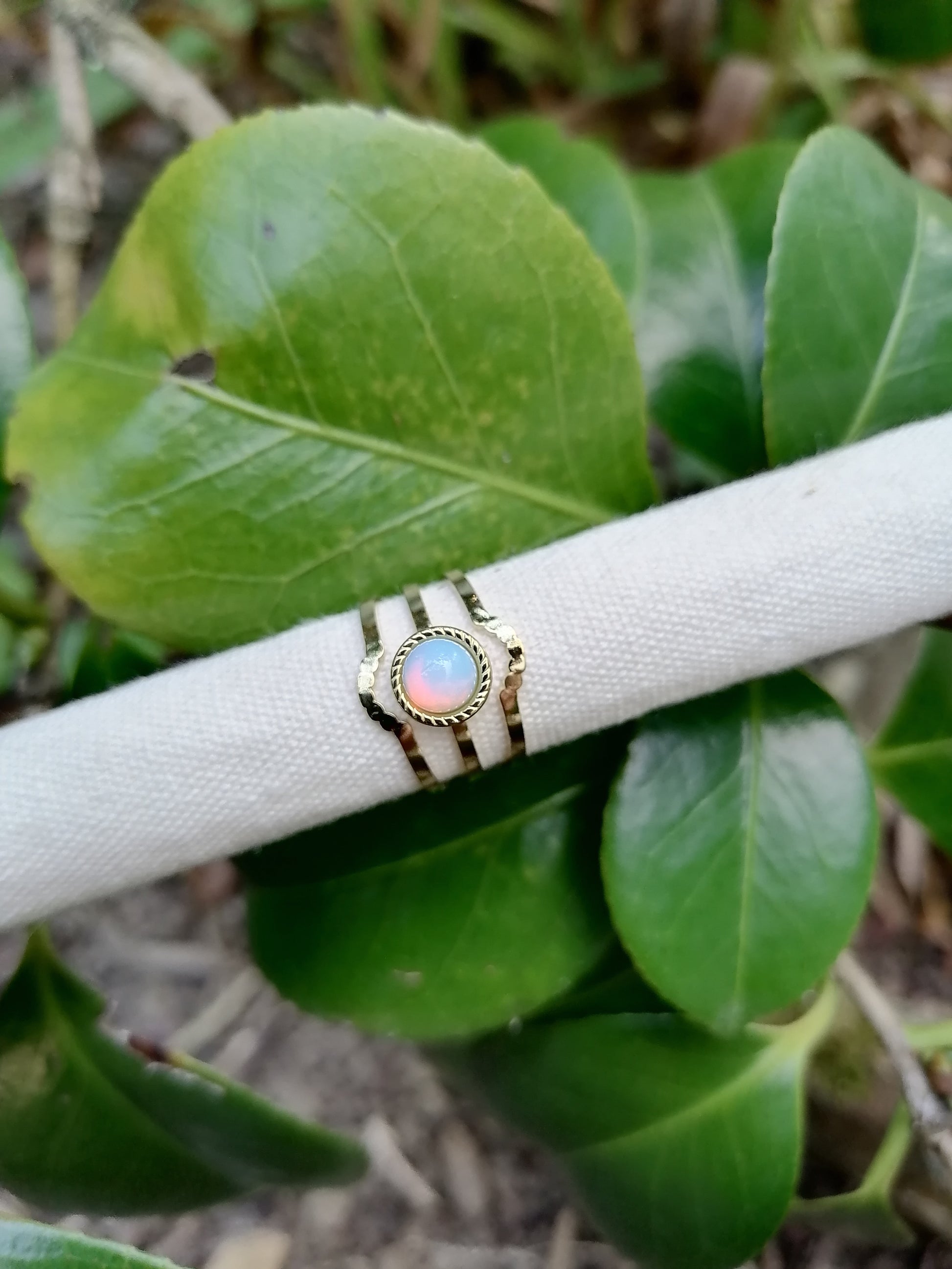 Jolie bague dorée en acier inoxydable, avec perle blanche irisée et triple rang