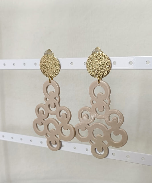 Cléopâtre, les grandes boucles d'oreilles dorées à clips beige rosé 