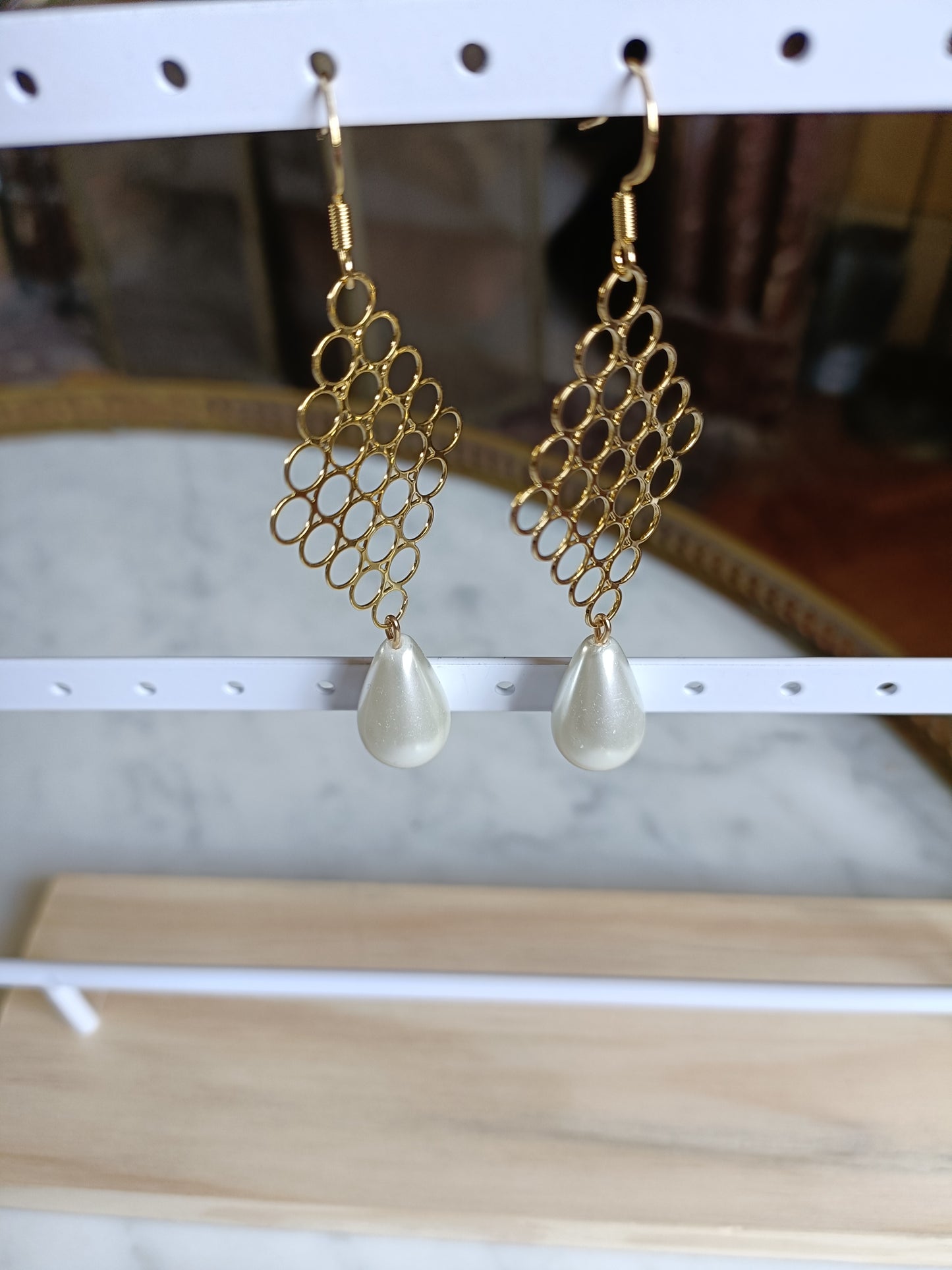 Victoire, les boucles d'oreilles moderne géométriques dorées à l'or fin et perles gouttes blanches, en percées ou clips