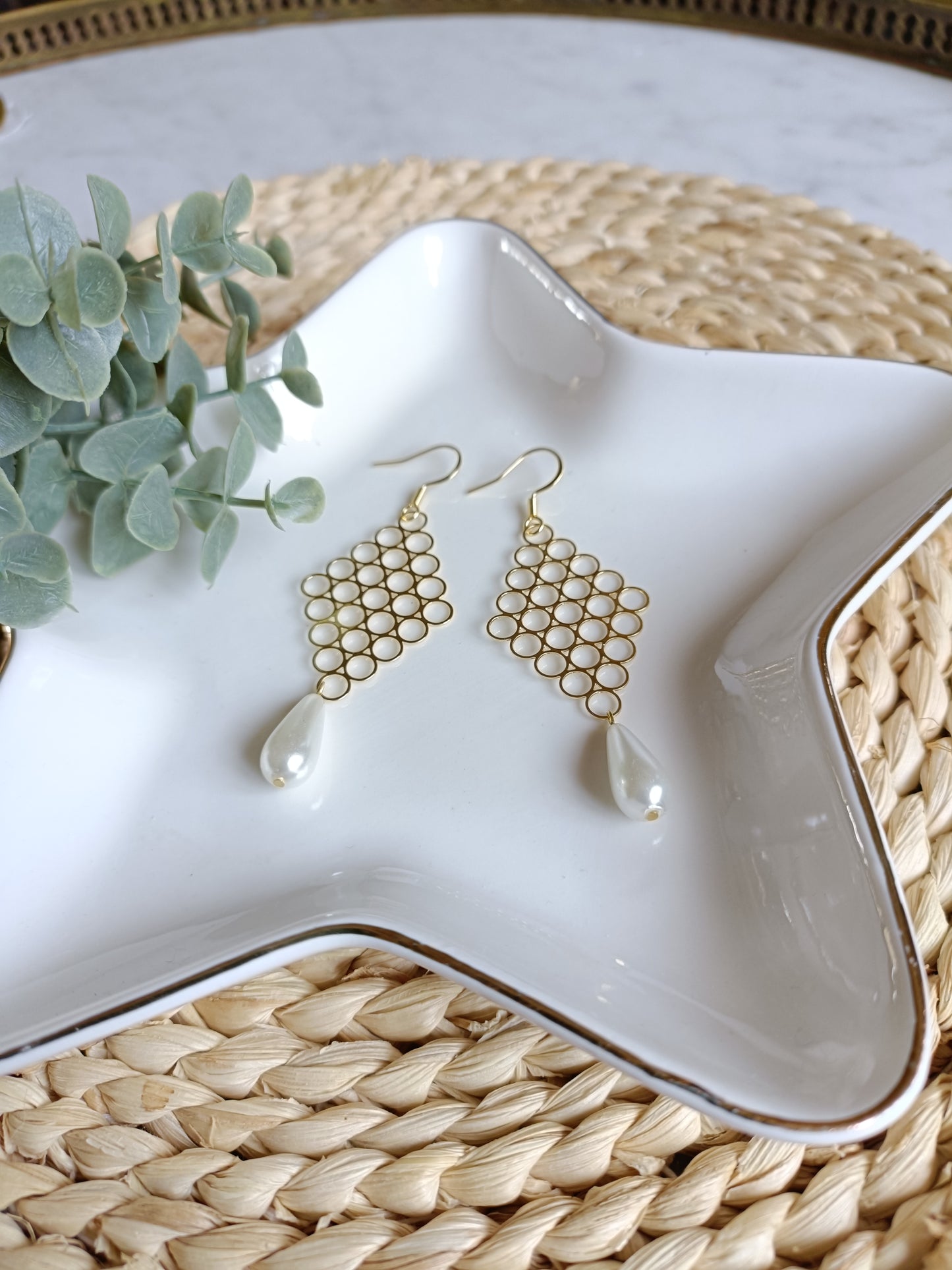 Victoire, les boucles d'oreilles dorées à l'or fin avec forme moderne géométrique et perles gouttes blanches, en percées ou clips 